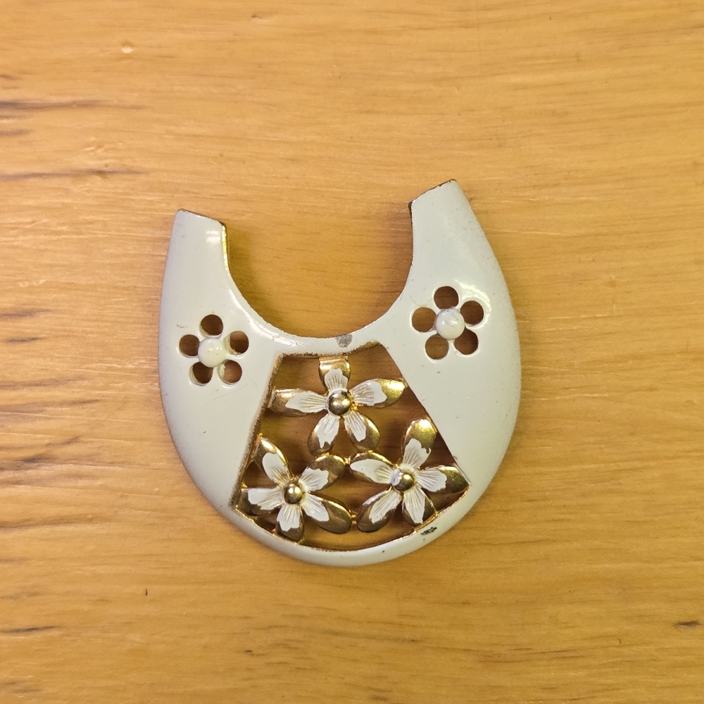 Vintage horseshoe with flowers pendant